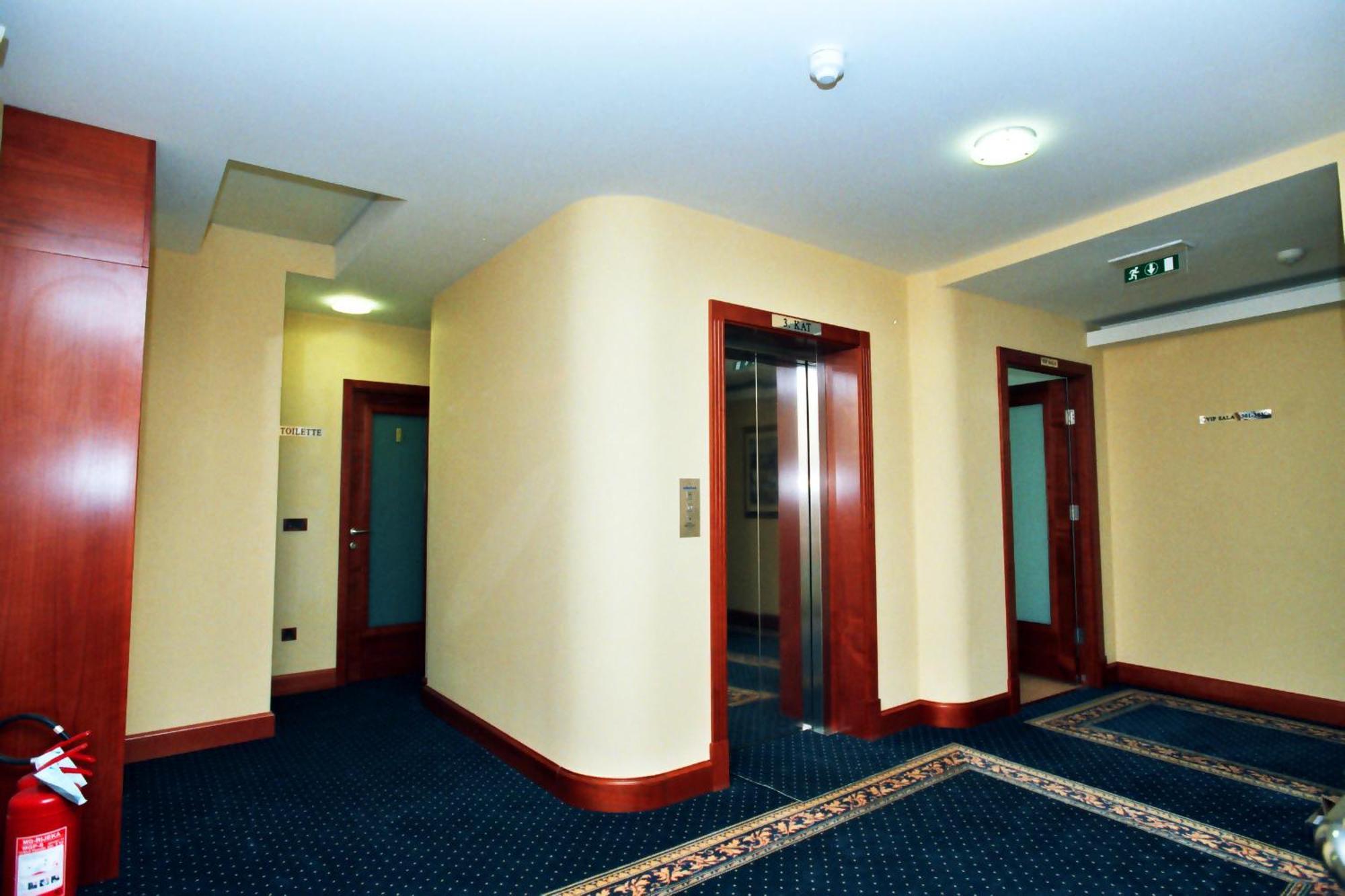 Hotel Savus スラヴォンスキ・ブロド エクステリア 写真