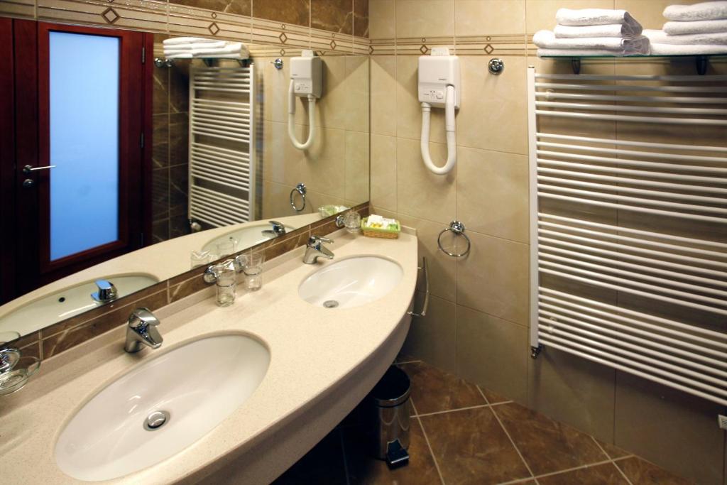 Hotel Savus スラヴォンスキ・ブロド エクステリア 写真