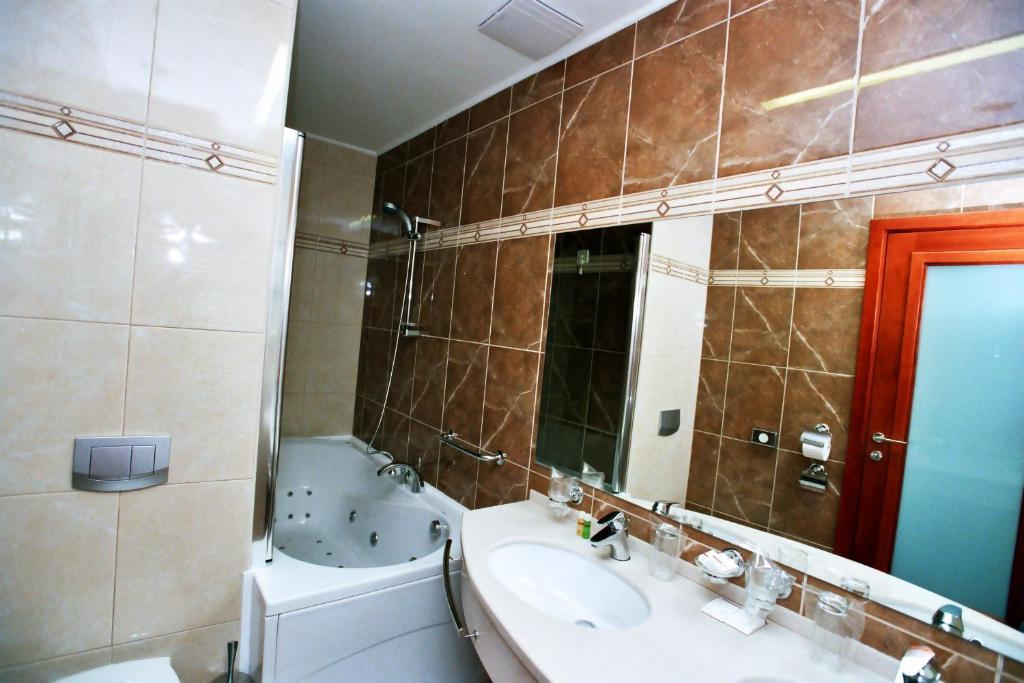 Hotel Savus スラヴォンスキ・ブロド エクステリア 写真