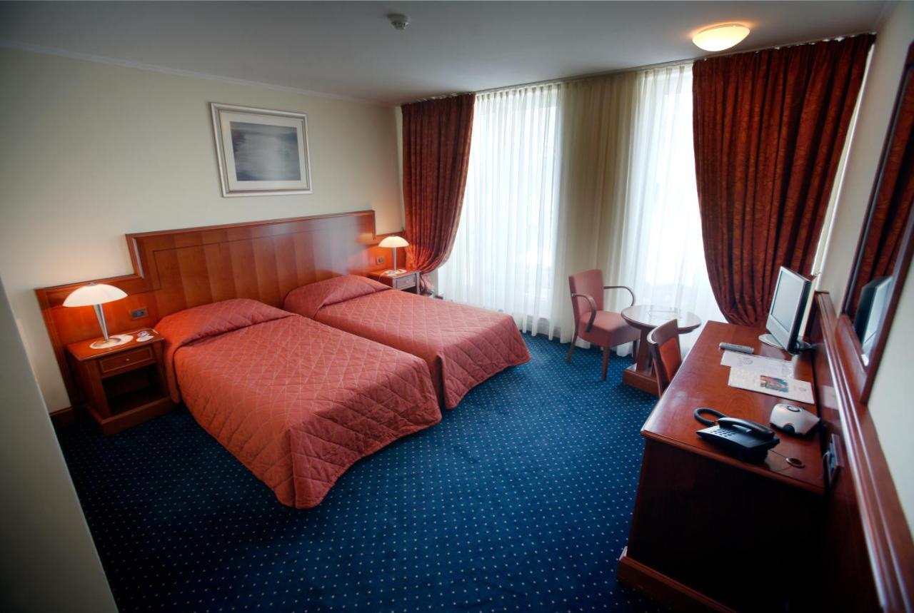 Hotel Savus スラヴォンスキ・ブロド エクステリア 写真